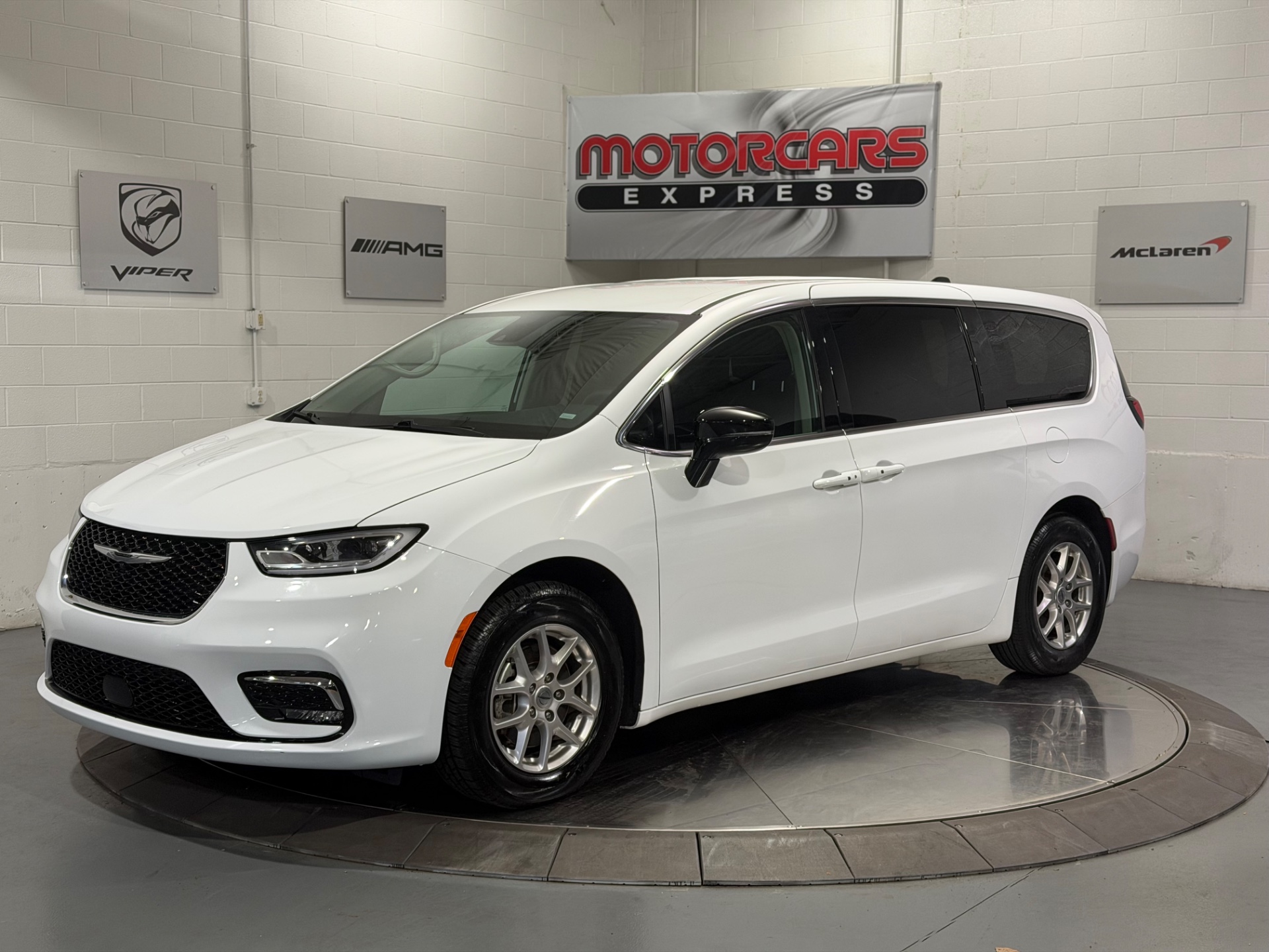 Bright White Clear Coat 2024 Chrysler Pacifica Minivan Front-Wheel Drive 9-Speed Automatic