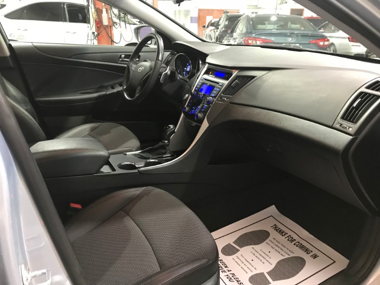 Used-2012-Hyundai-Sonata-SE