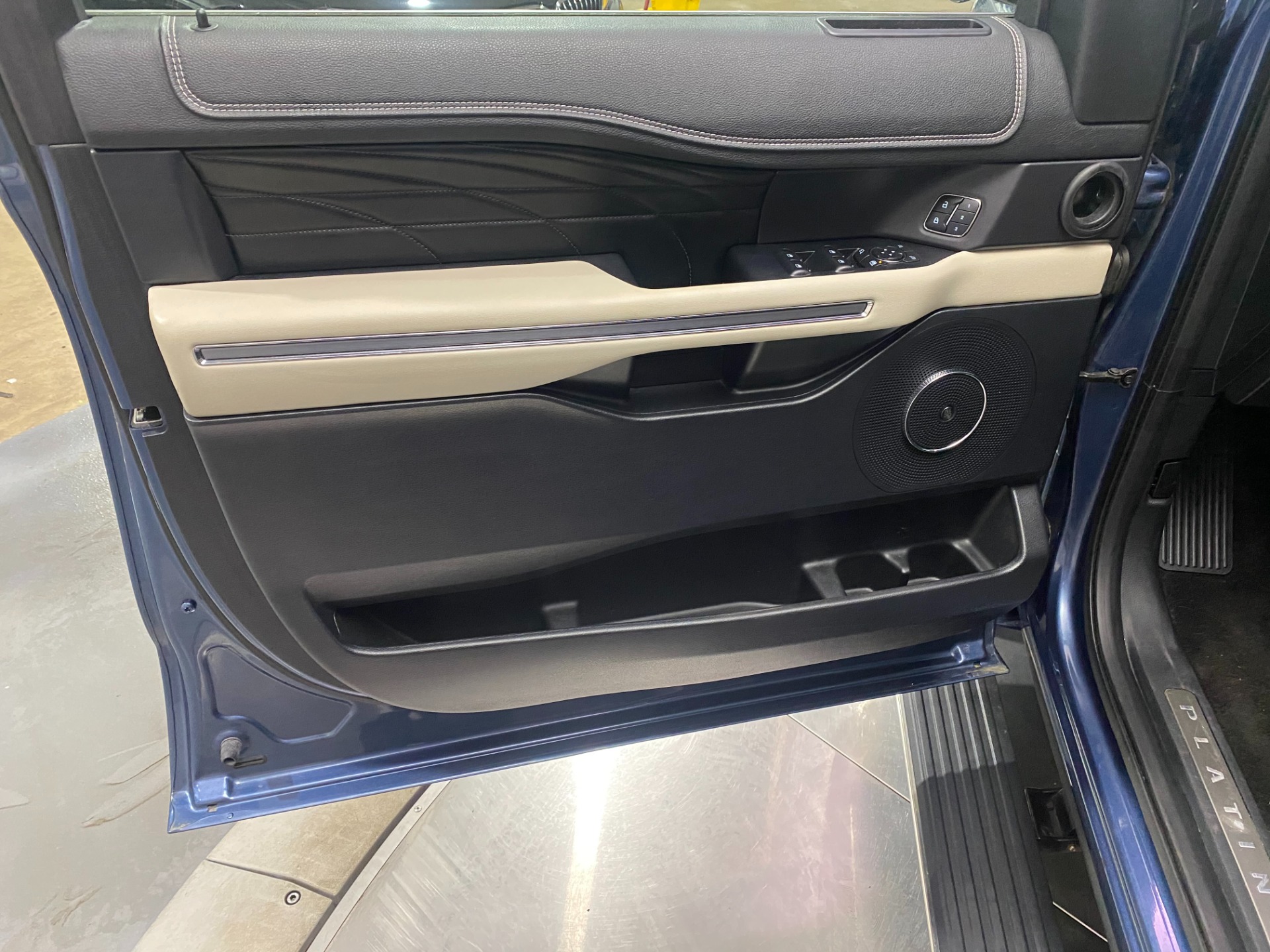 Used-2018-Ford-Expedition-Platinum-4X4