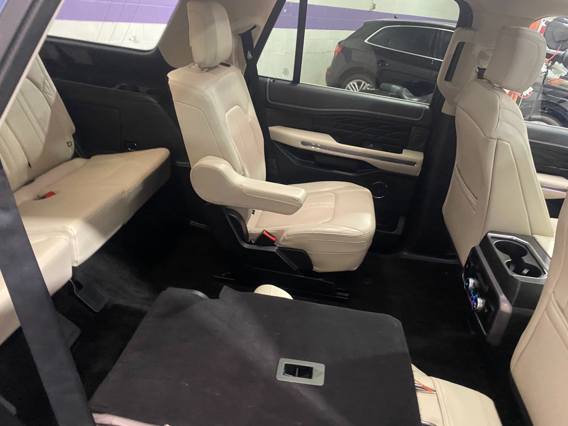 Used-2018-Ford-Expedition-Platinum-4X4