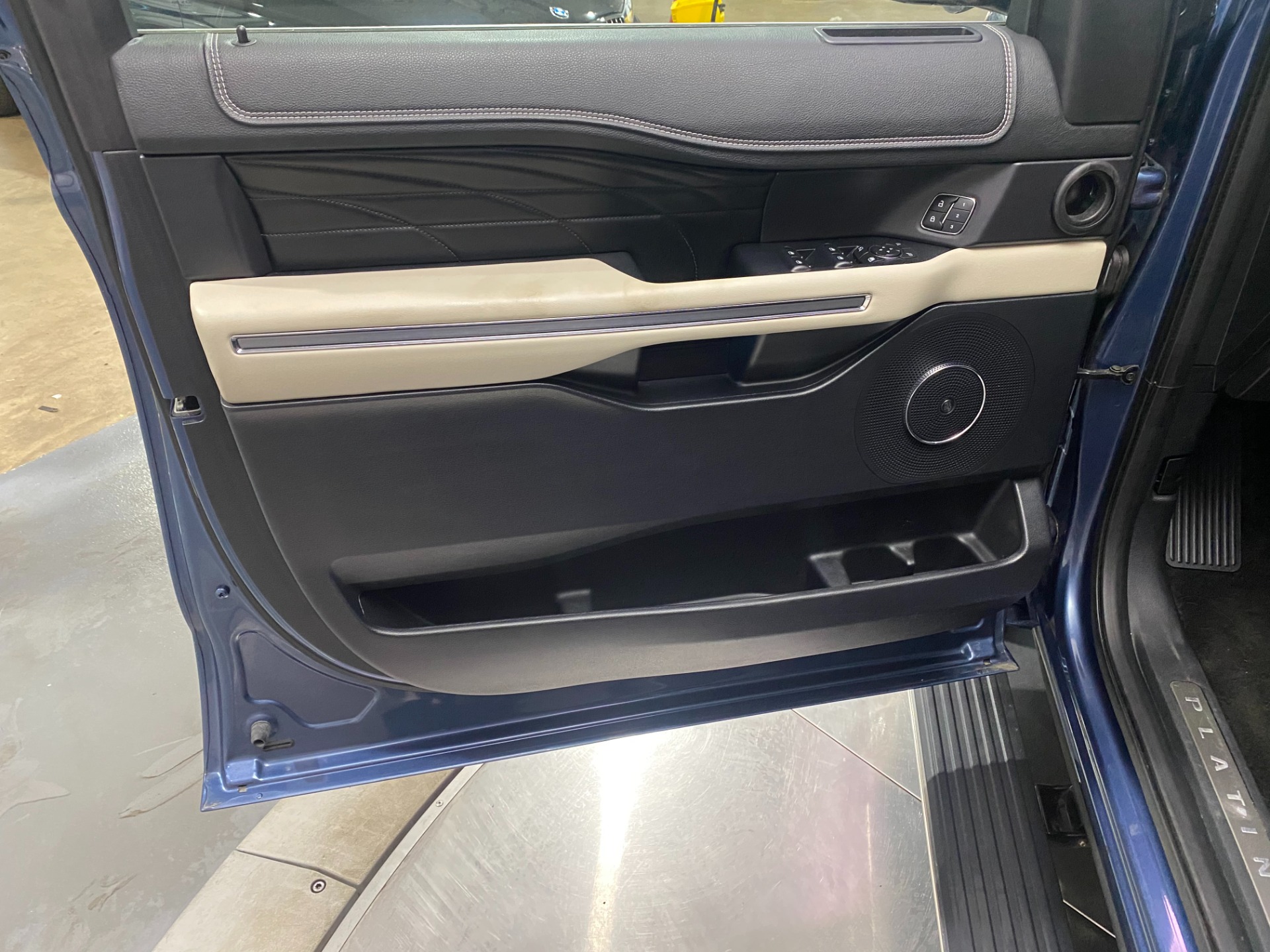 Used-2018-Ford-Expedition-Platinum-4X4