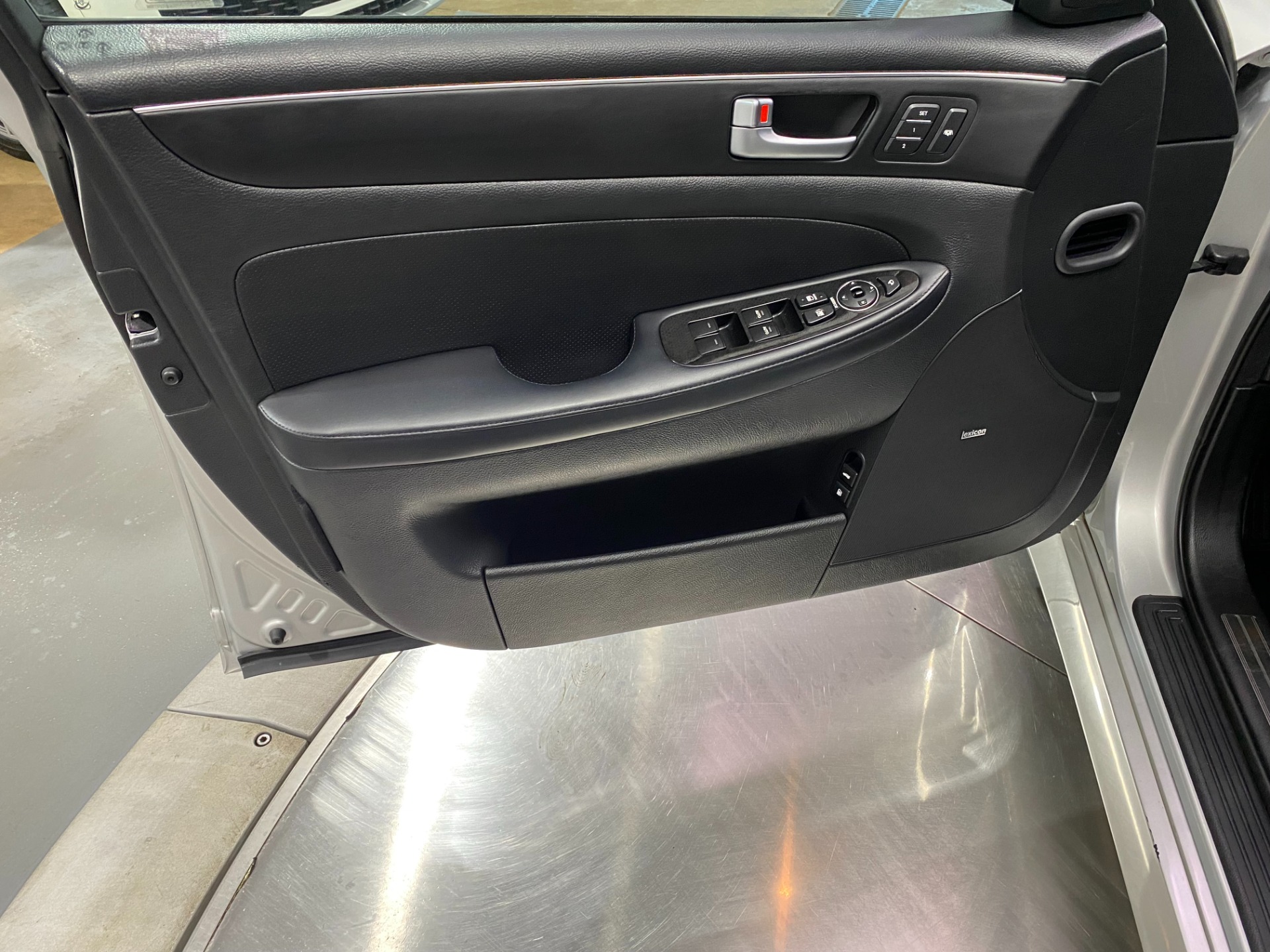 Used-2012-Hyundai-Genesis-46L-V8-RWD