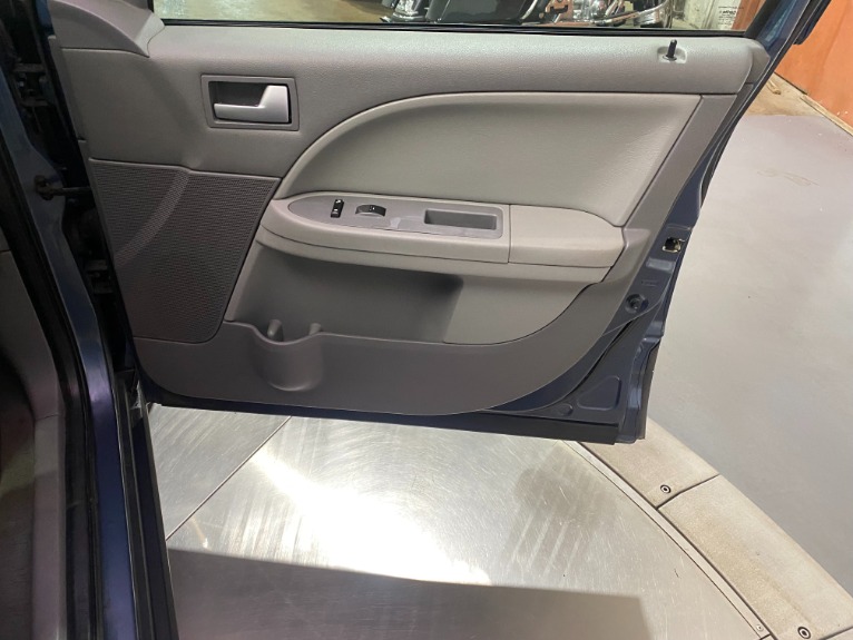 Used-2005-Ford-Freestyle-SEL-FWD