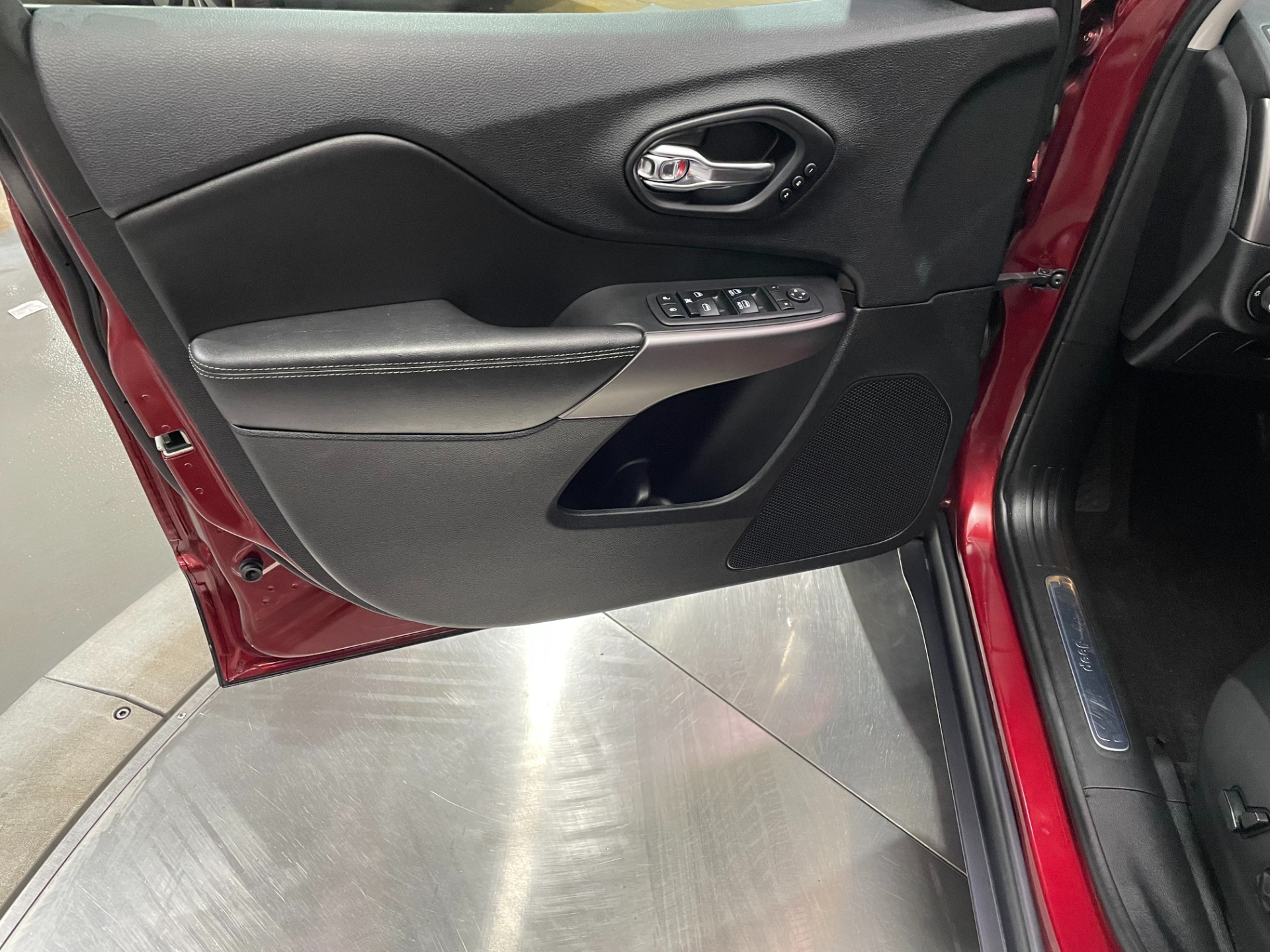 Used-2019-Jeep-Cherokee-Limited-4X4-V6