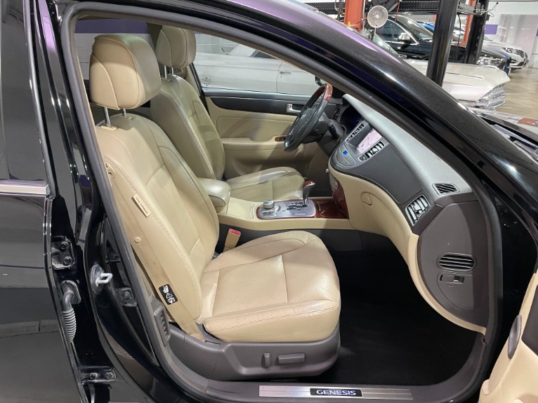Used-2012-Hyundai-Genesis-46L-V8-RWD