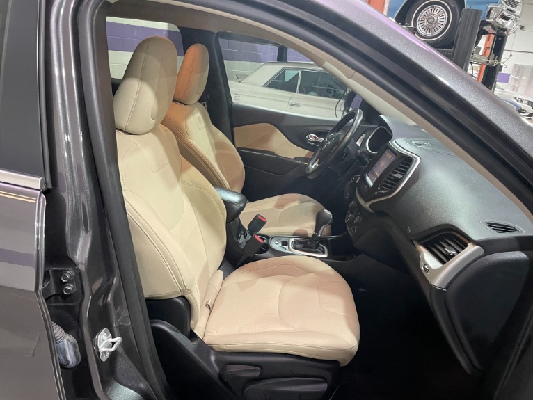 Used-2016-Jeep-Cherokee-Latitude-FWD