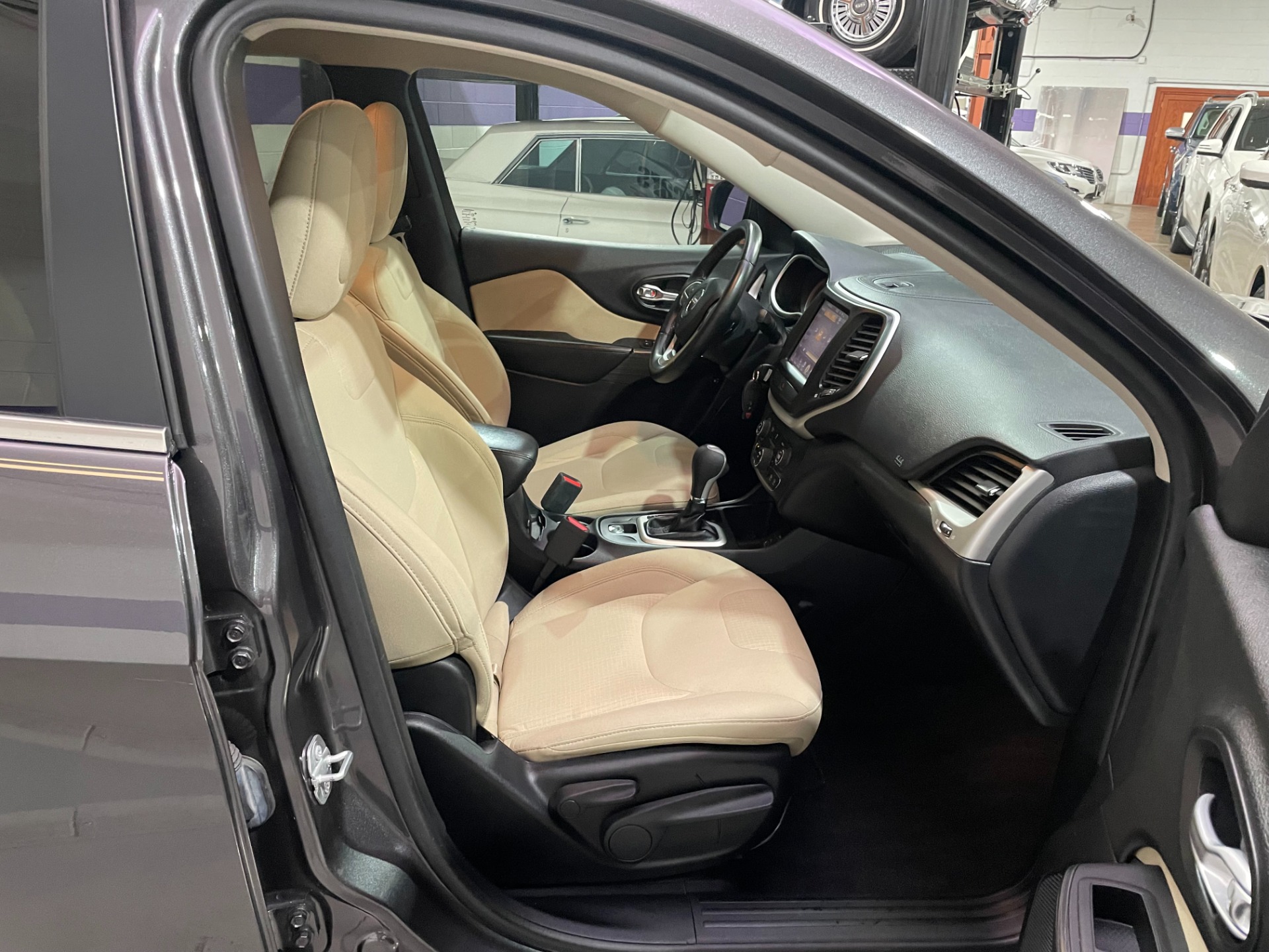 Used-2016-Jeep-Cherokee-Latitude-FWD