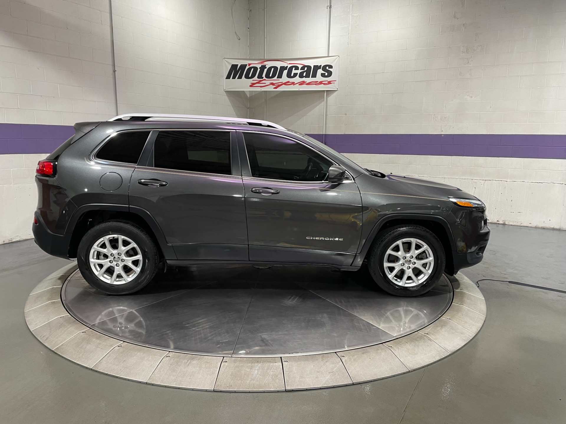 Used-2016-Jeep-Cherokee-Latitude-FWD