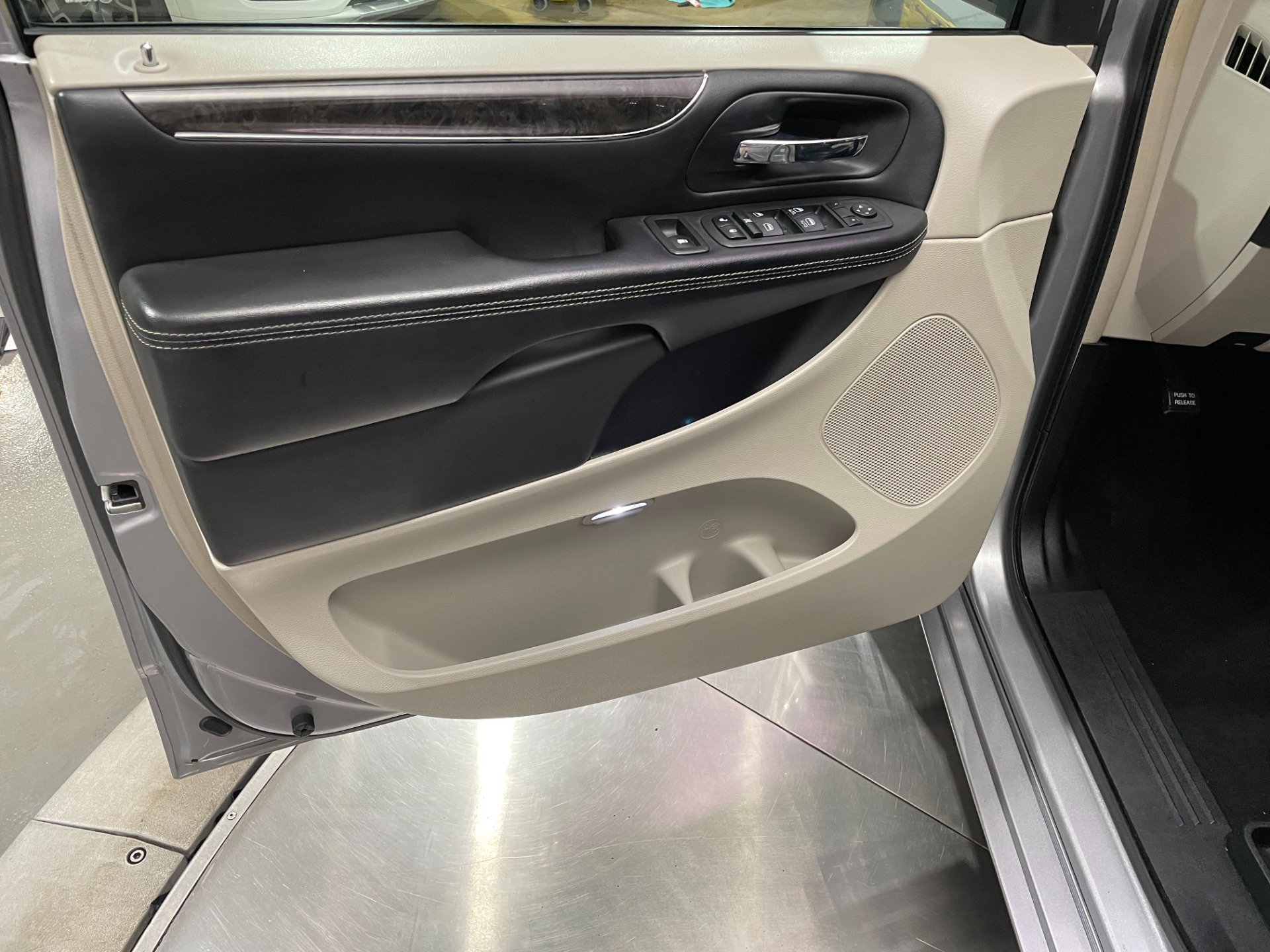Used-2013-Chrysler-Town-and-Country-Touring-L-FWD