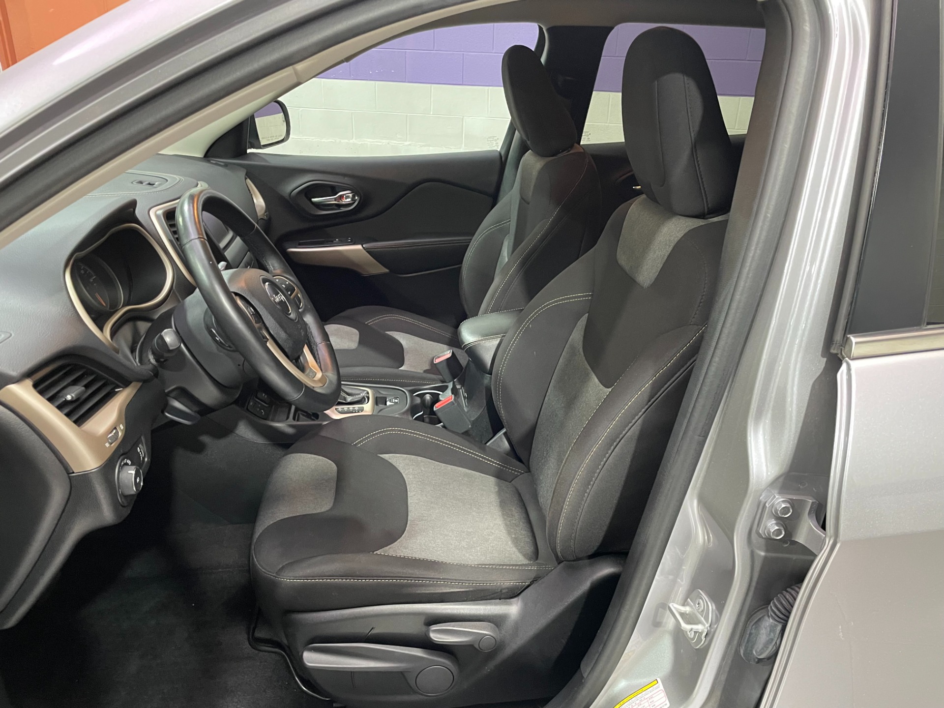 Used-2018-Jeep-Cherokee-Latitude-FWD