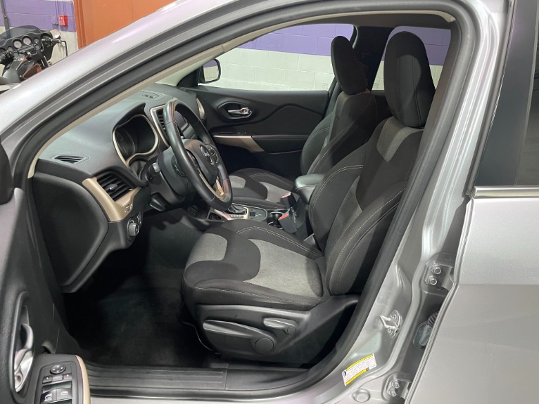 Used-2018-Jeep-Cherokee-Latitude-FWD