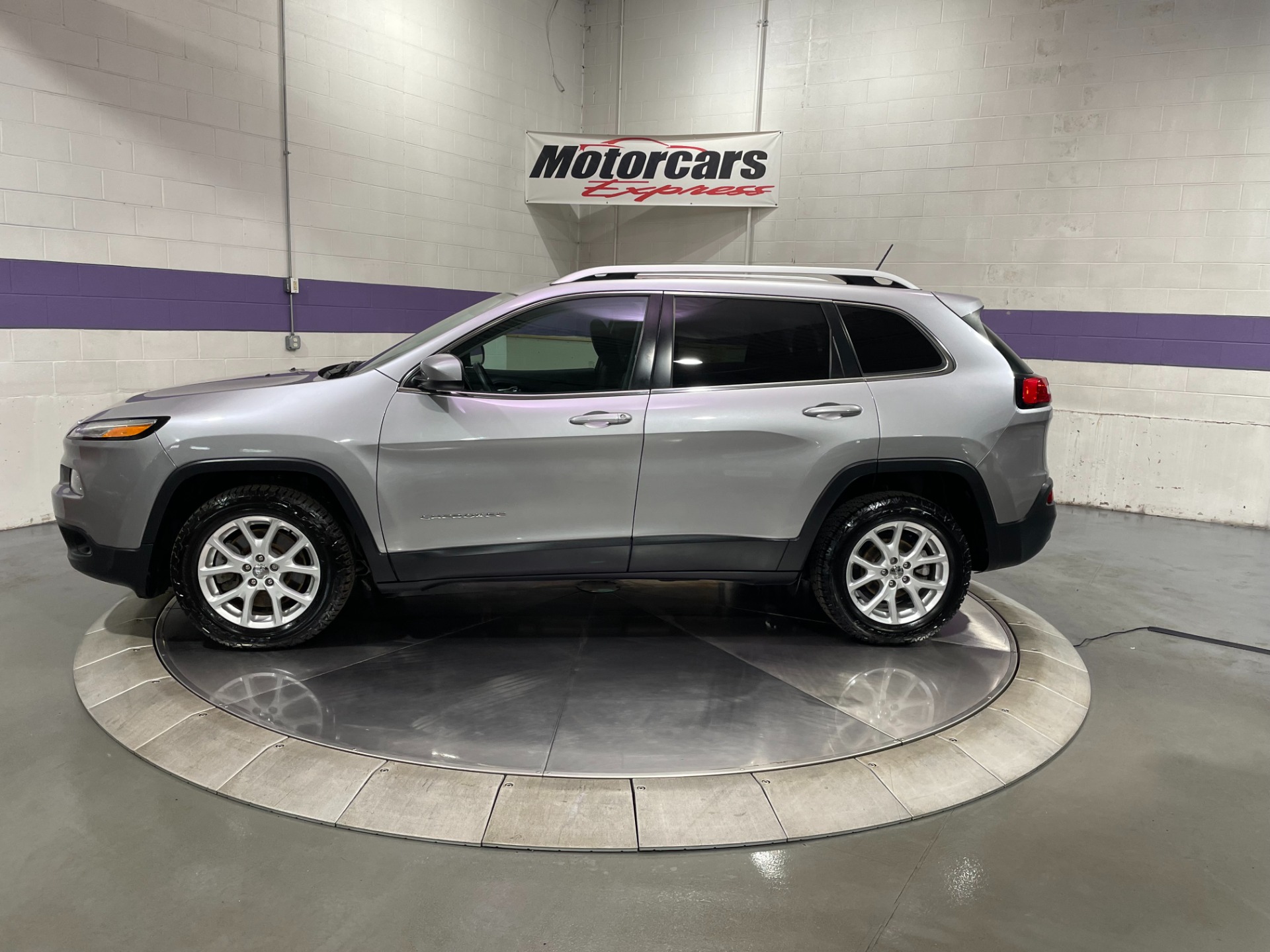 Used-2018-Jeep-Cherokee-Latitude-FWD