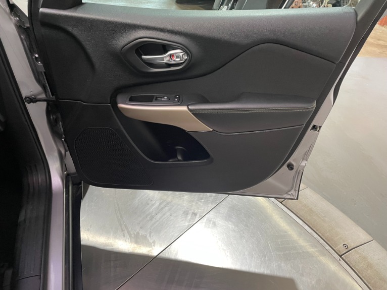 Used-2018-Jeep-Cherokee-Latitude-FWD
