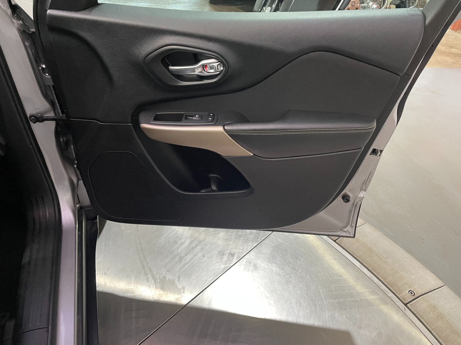 Used-2018-Jeep-Cherokee-Latitude-FWD