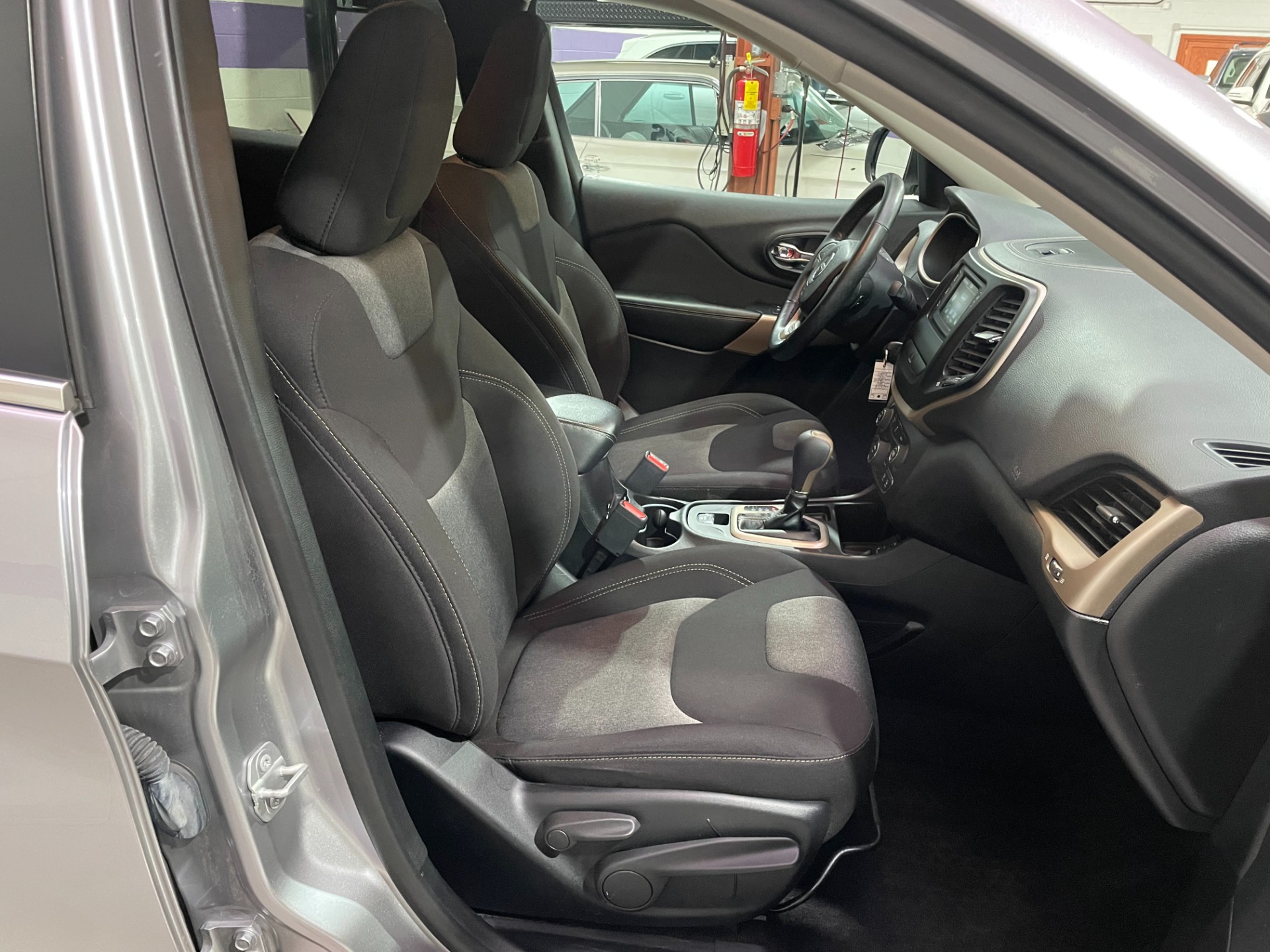 Used-2018-Jeep-Cherokee-Latitude-FWD
