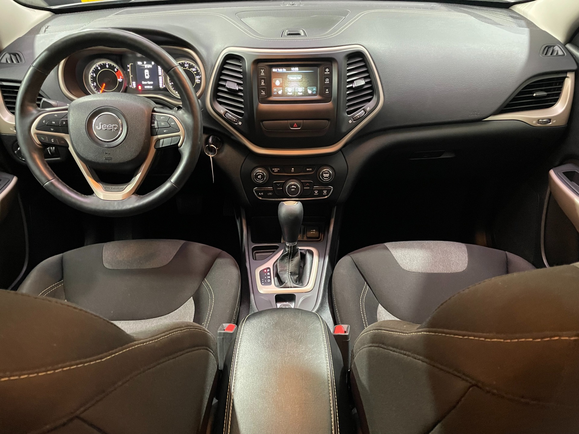 Used-2018-Jeep-Cherokee-Latitude-FWD