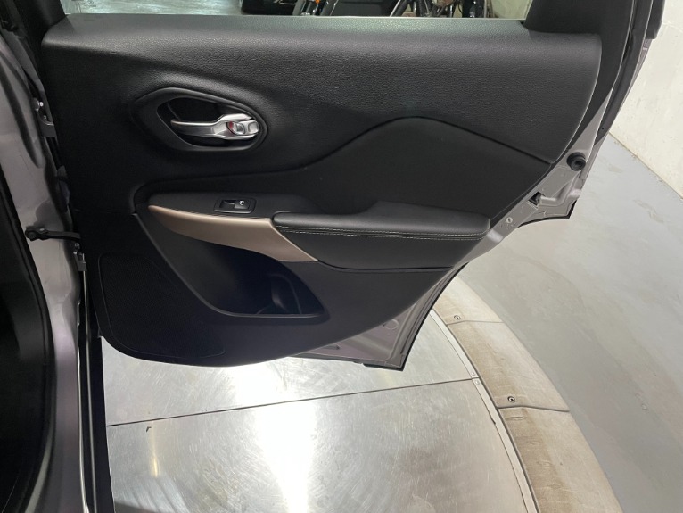 Used-2018-Jeep-Cherokee-Latitude-FWD