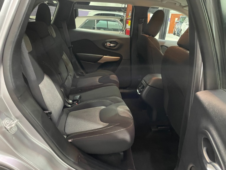 Used-2018-Jeep-Cherokee-Latitude-FWD