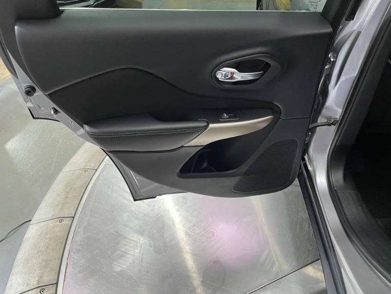 Used-2018-Jeep-Cherokee-Latitude-FWD