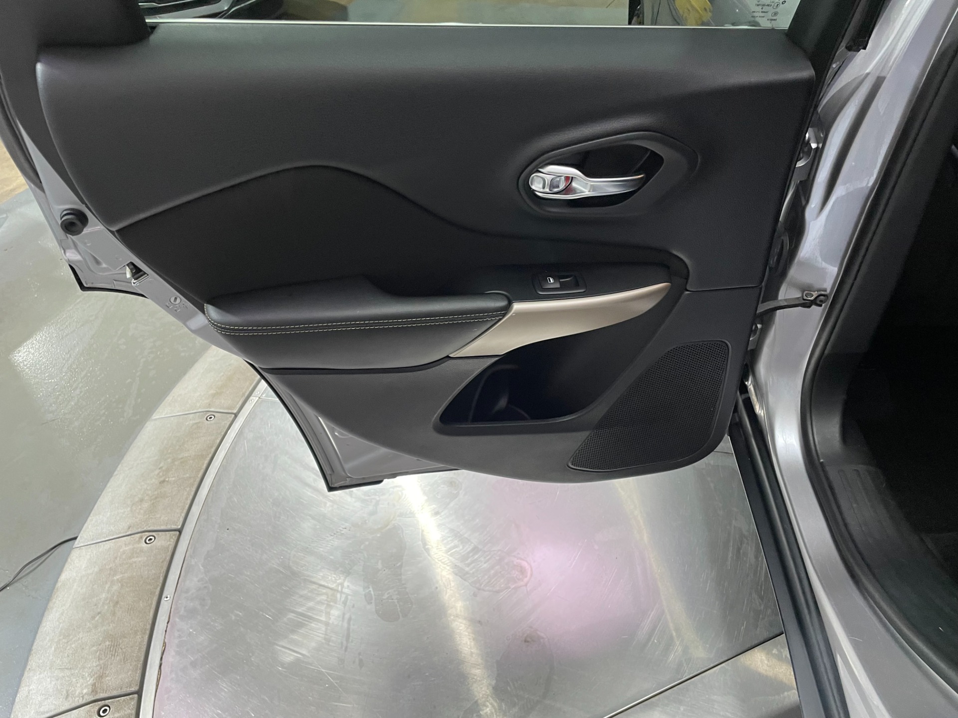 Used-2018-Jeep-Cherokee-Latitude-FWD