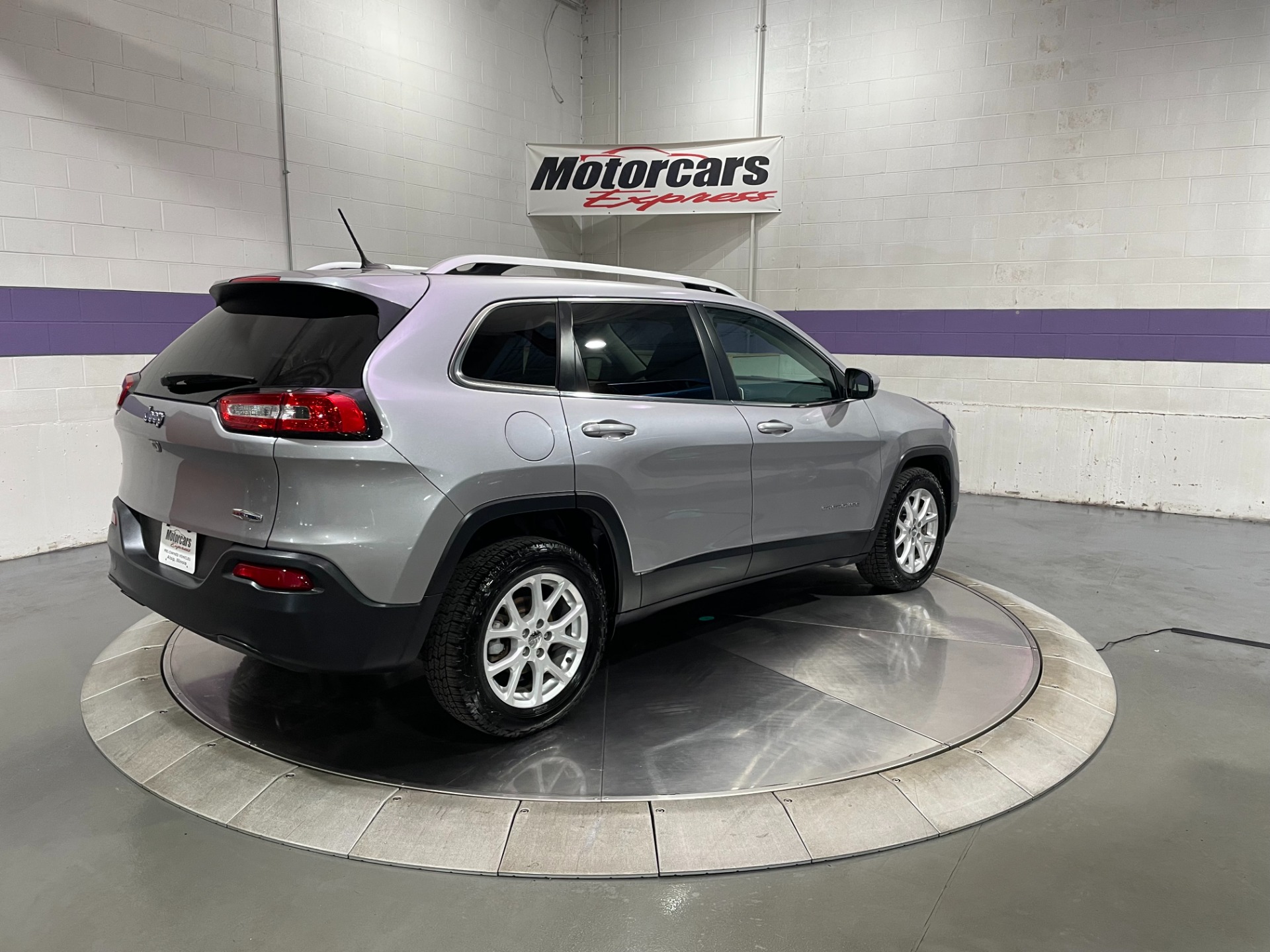 Used-2018-Jeep-Cherokee-Latitude-FWD