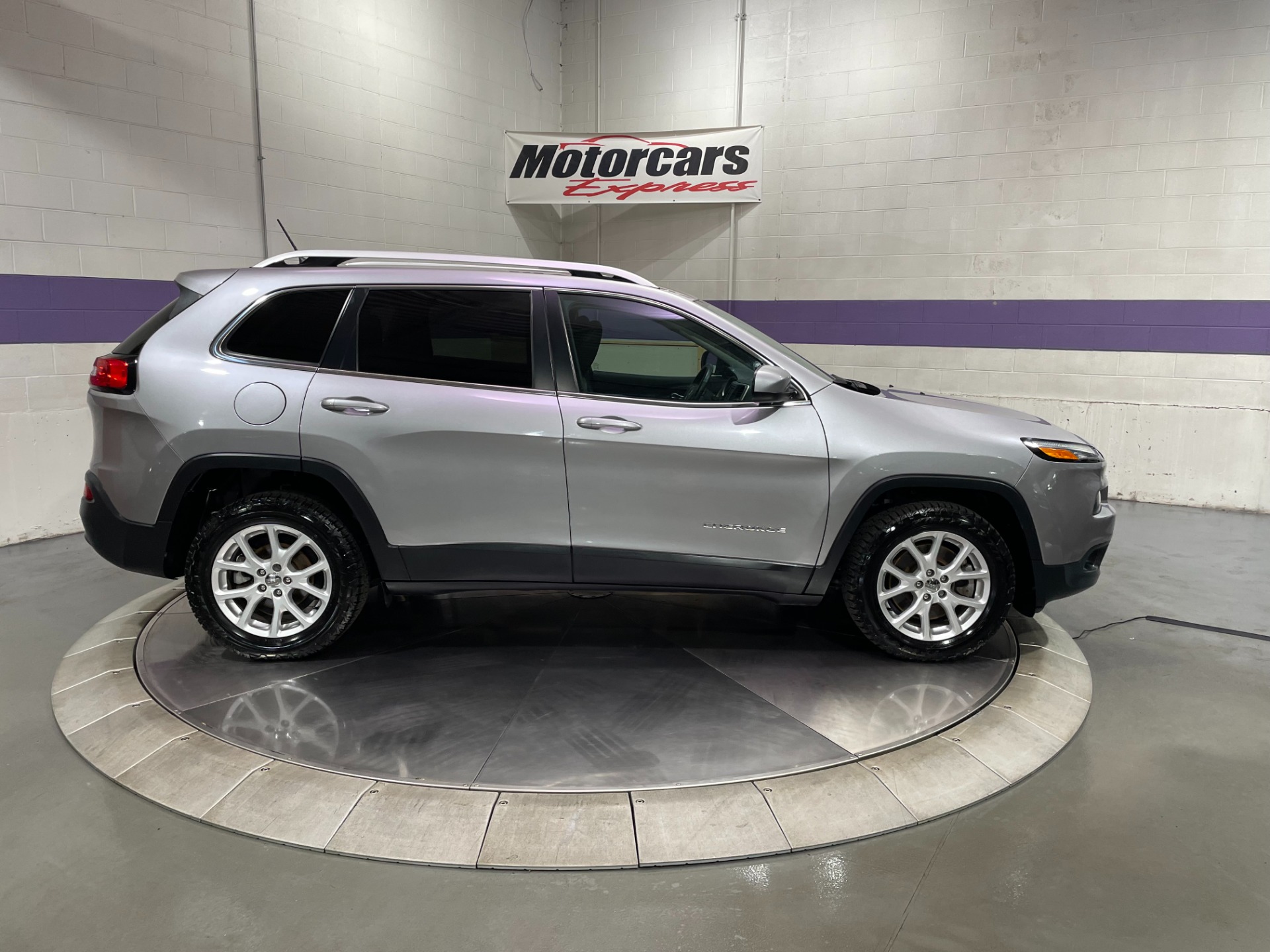 Used-2018-Jeep-Cherokee-Latitude-FWD
