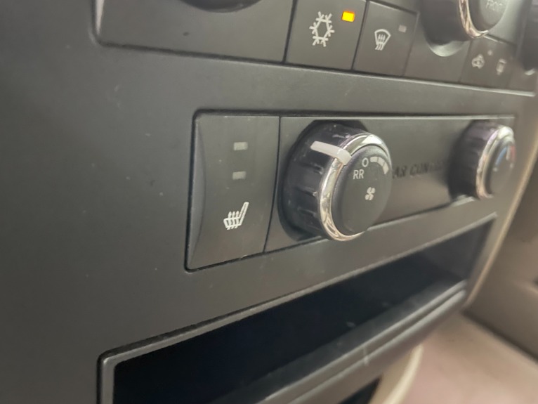 Used-2011-Volkswagen-Routan-SE-FWD