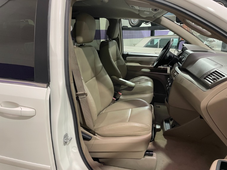 Used-2011-Volkswagen-Routan-SE-FWD
