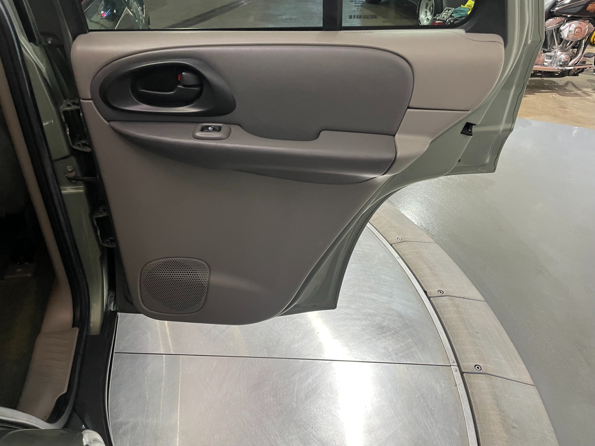 2004 chevy trailblazer door panel deals