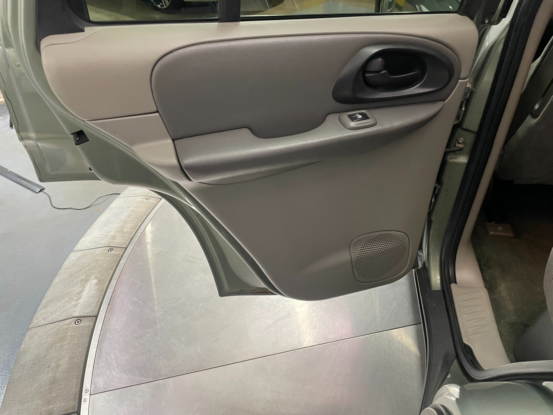 2004 chevy trailblazer door panel discount