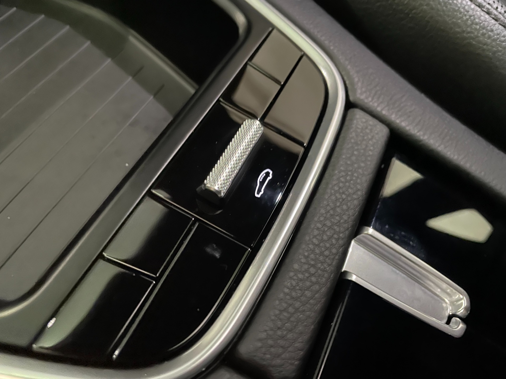 Used-2018-Porsche-Panamera-4-AWD