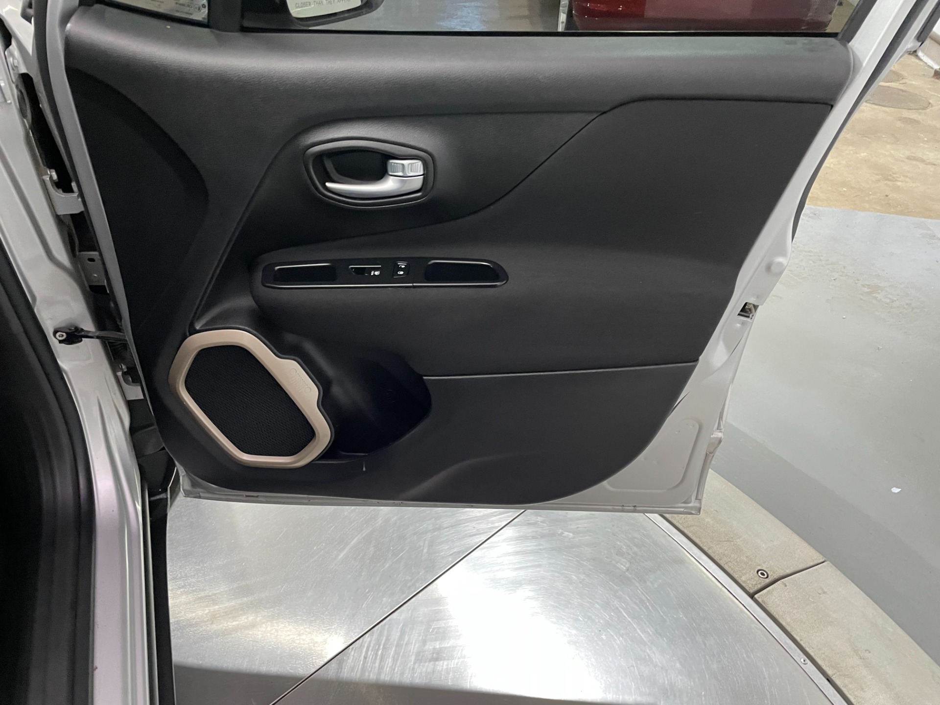 Used-2015-Jeep-Renegade-Latitude-FWD