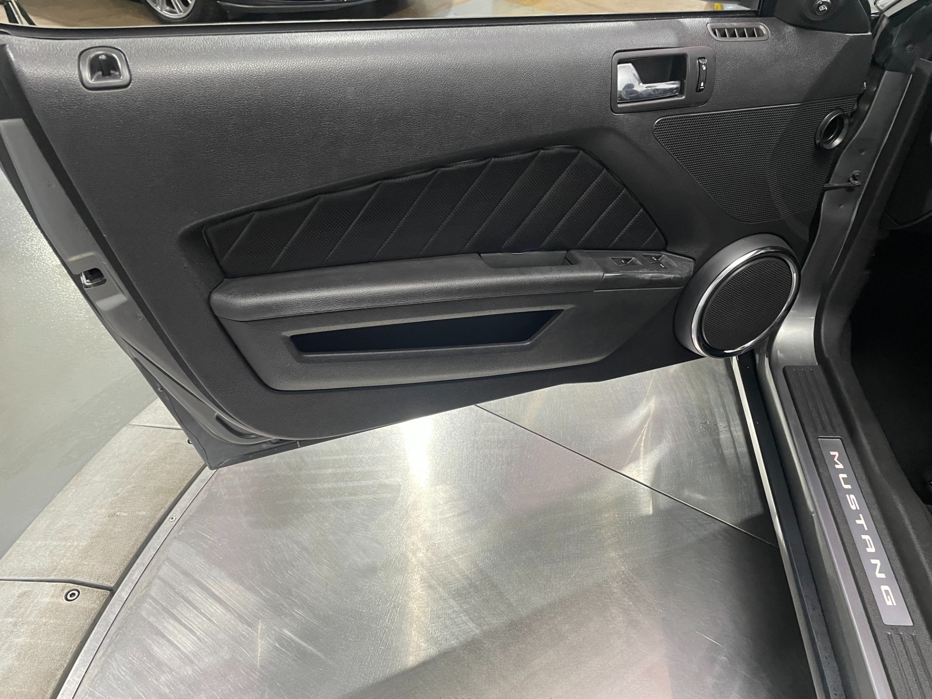 Used-2010-Ford-Mustang-V6-Convertible-RWD