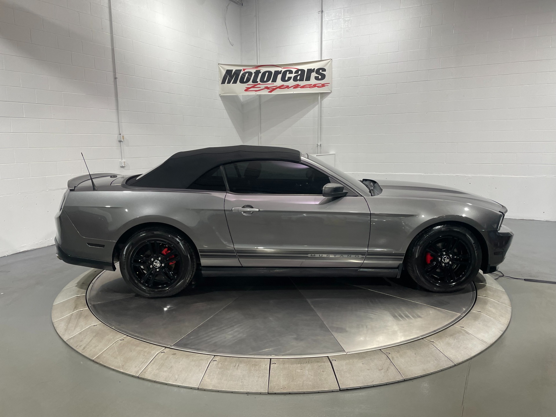 Used-2010-Ford-Mustang-V6-Convertible-RWD