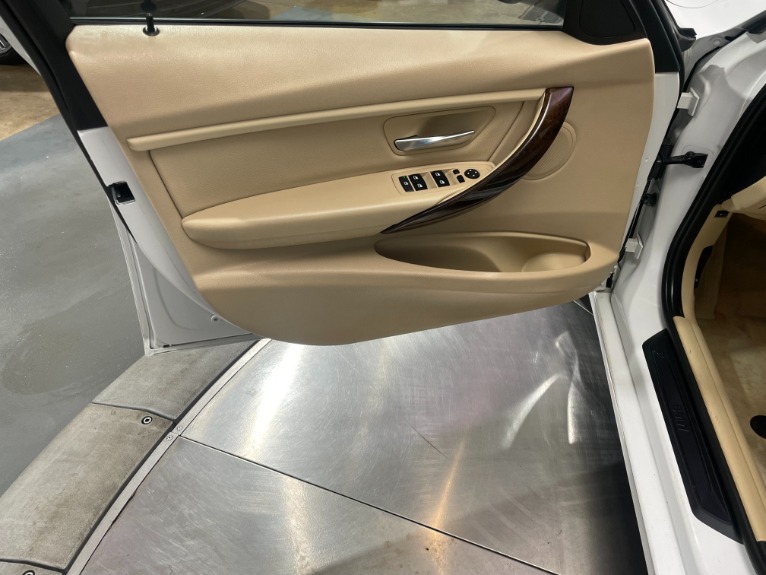 Used-2014-BMW-3-Series-320i-xDrive