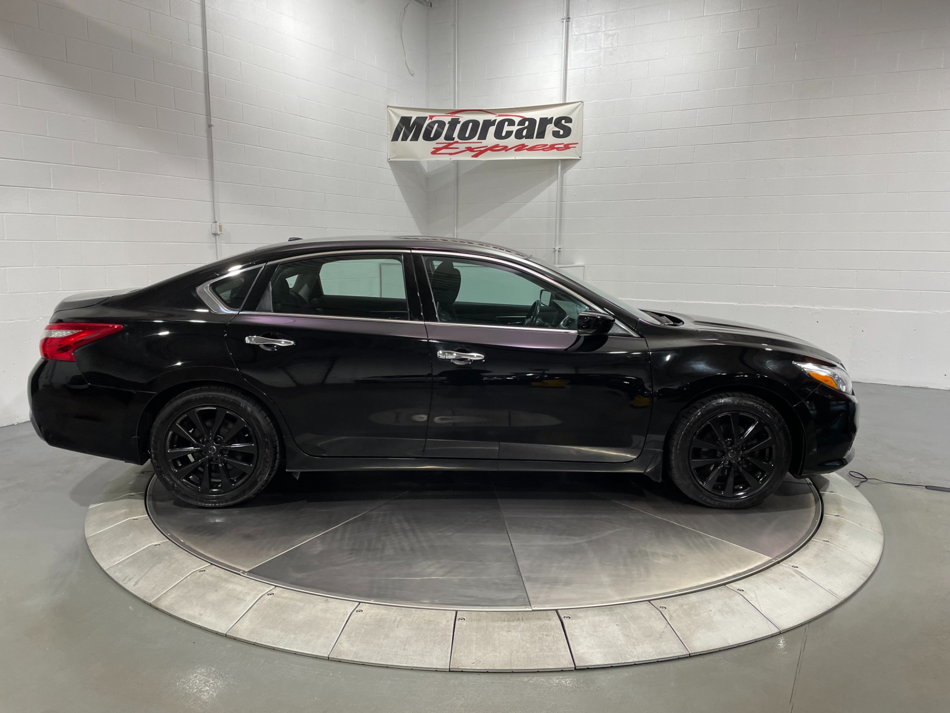 Used-2017-Nissan-Altima-25-SV-FWD