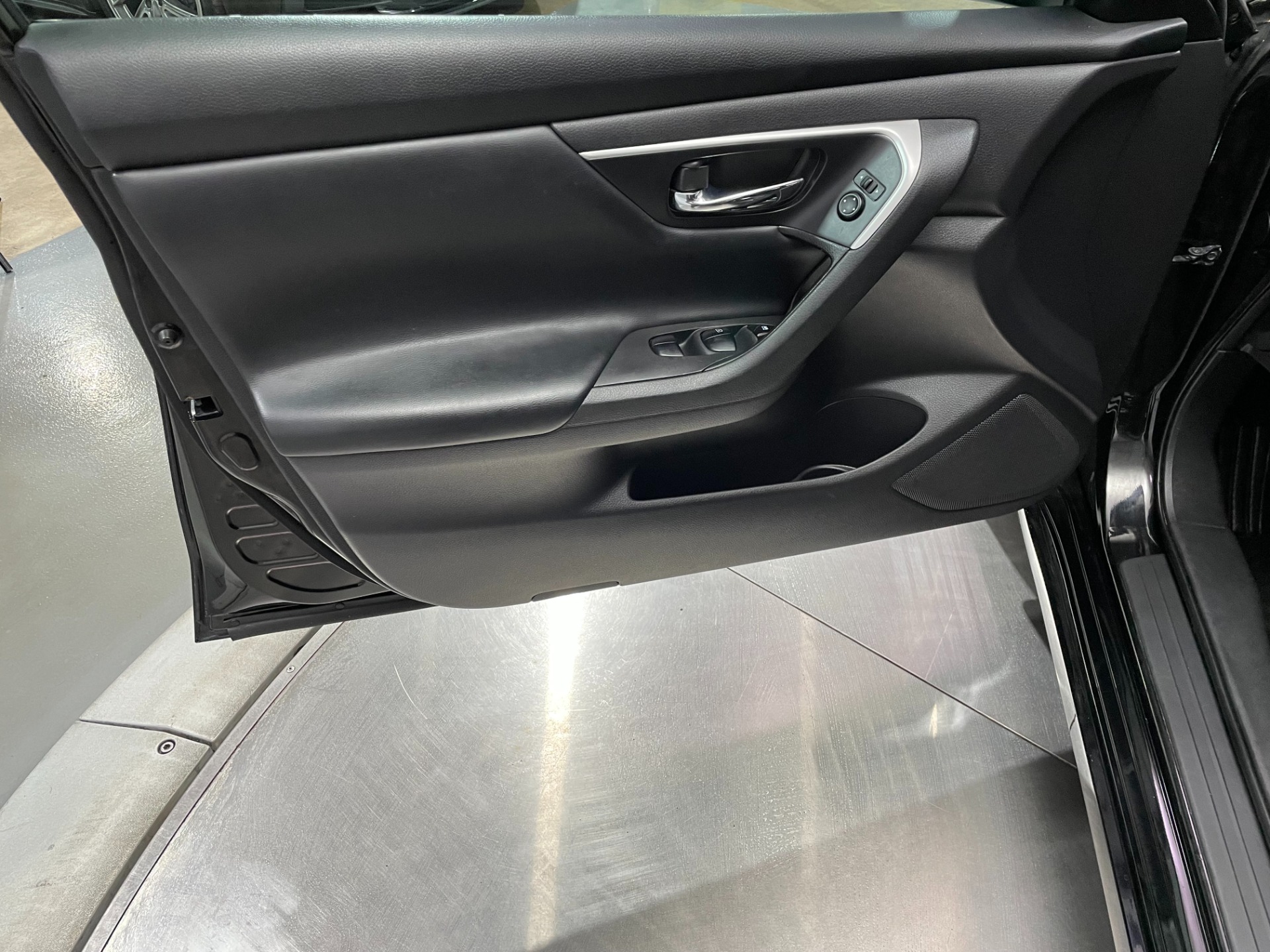 Used-2017-Nissan-Altima-25-SV-FWD