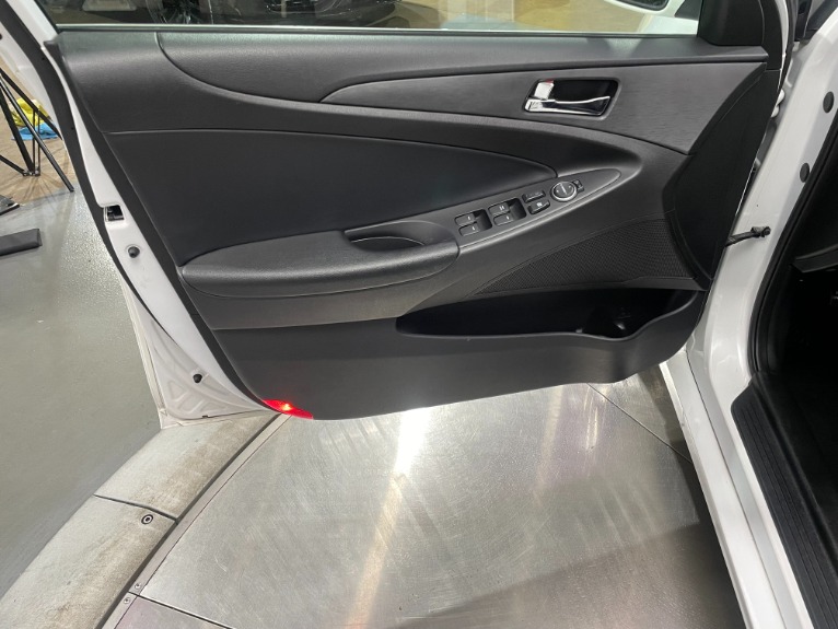 Used-2012-Hyundai-Sonata-SE-20T-FWD