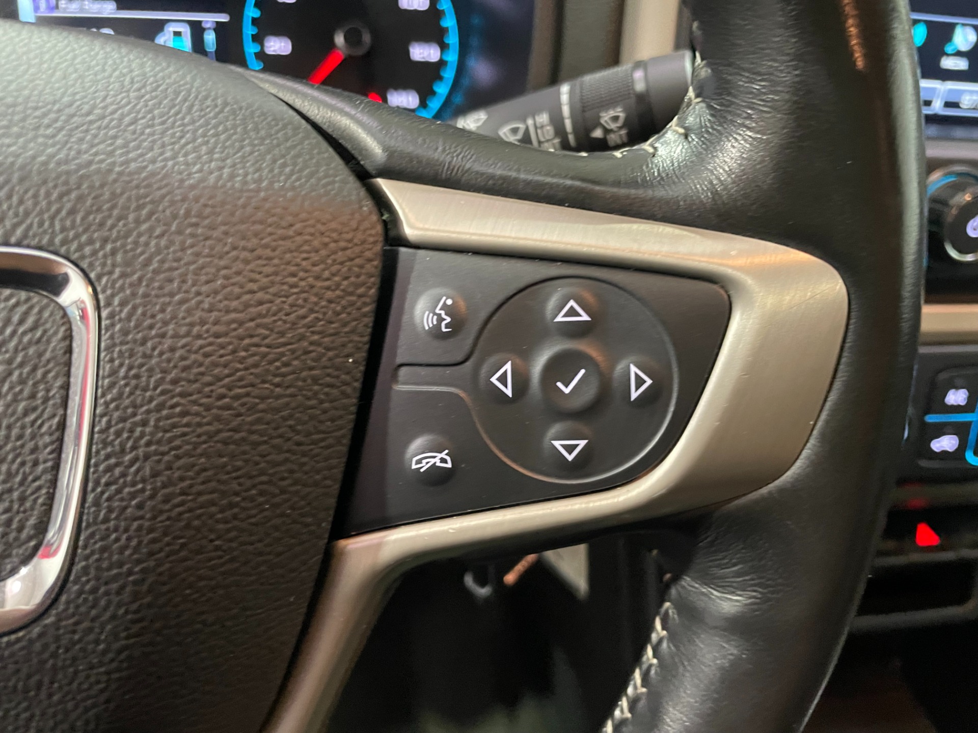 Used-2018-GMC-Canyon-Denali-4x4