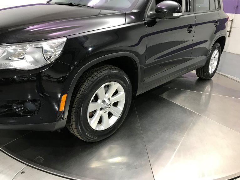 Used-2009-Volkswagen-Tiguan-S