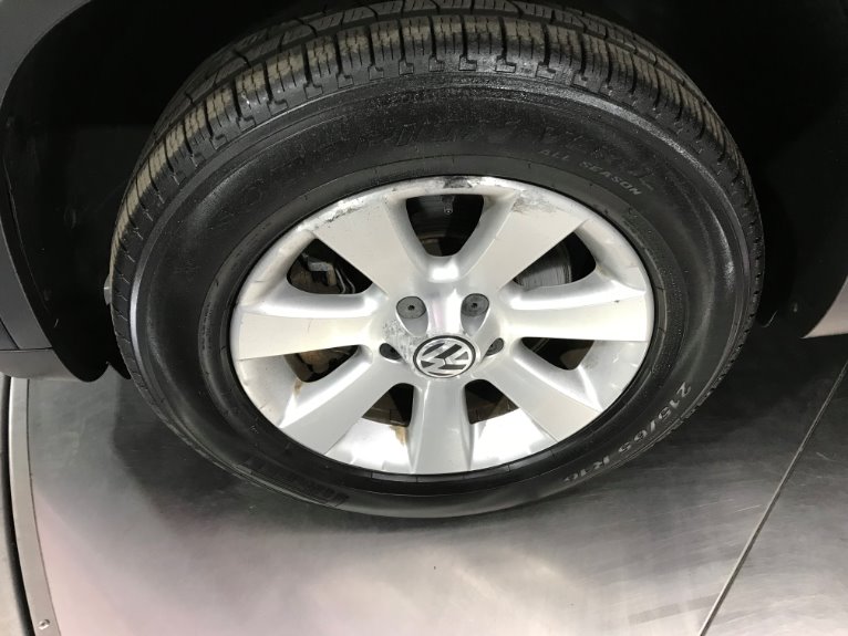Used-2009-Volkswagen-Tiguan-S