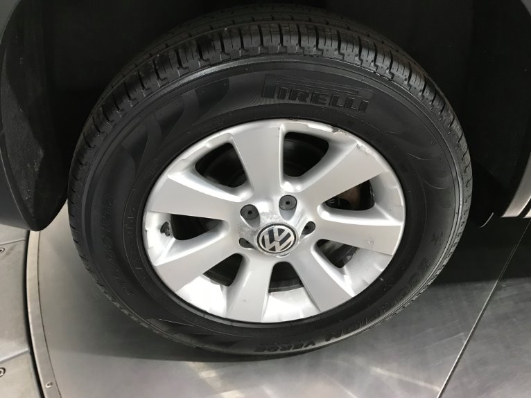 Used-2009-Volkswagen-Tiguan-S