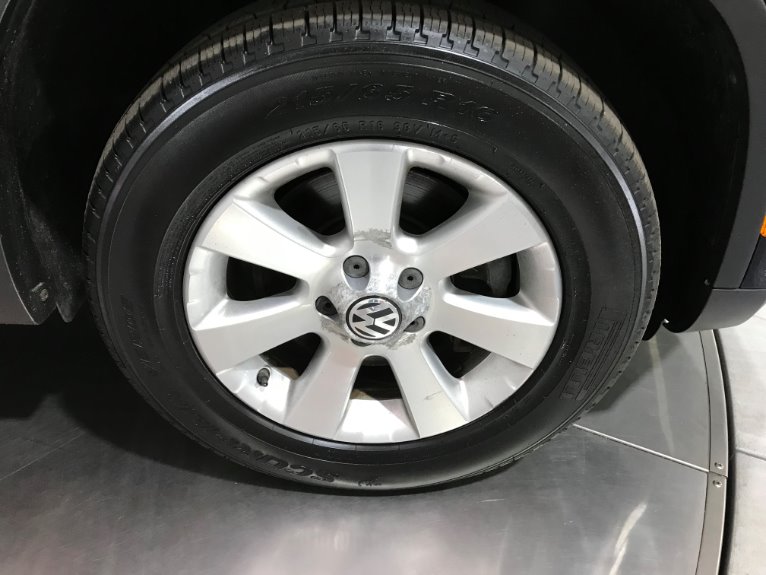 Used-2009-Volkswagen-Tiguan-S