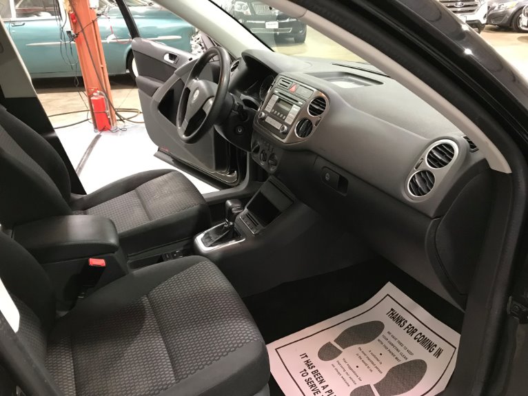 Used-2009-Volkswagen-Tiguan-S