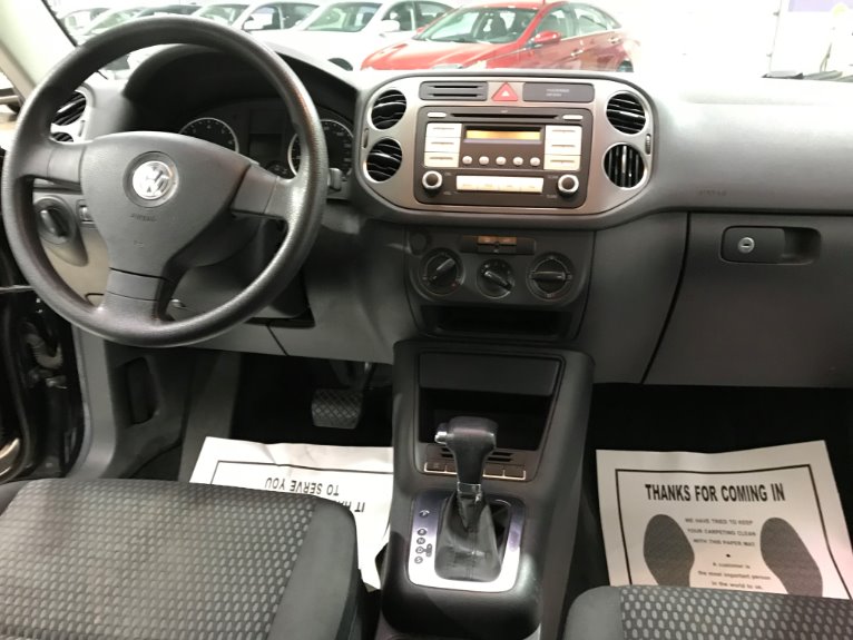 Used-2009-Volkswagen-Tiguan-S