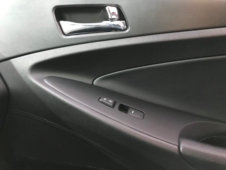Used-2011-Hyundai-Sonata-SE