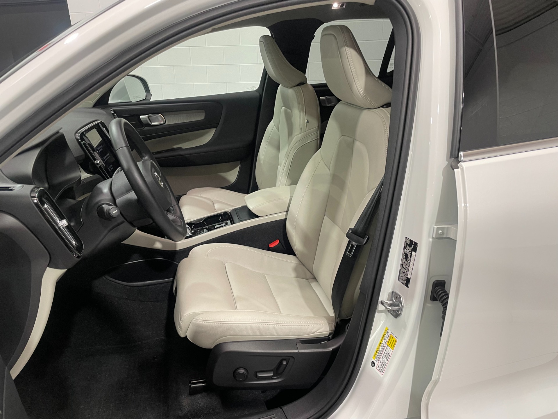 Used-2021-Volvo-XC40-T5-Inscription-AWD