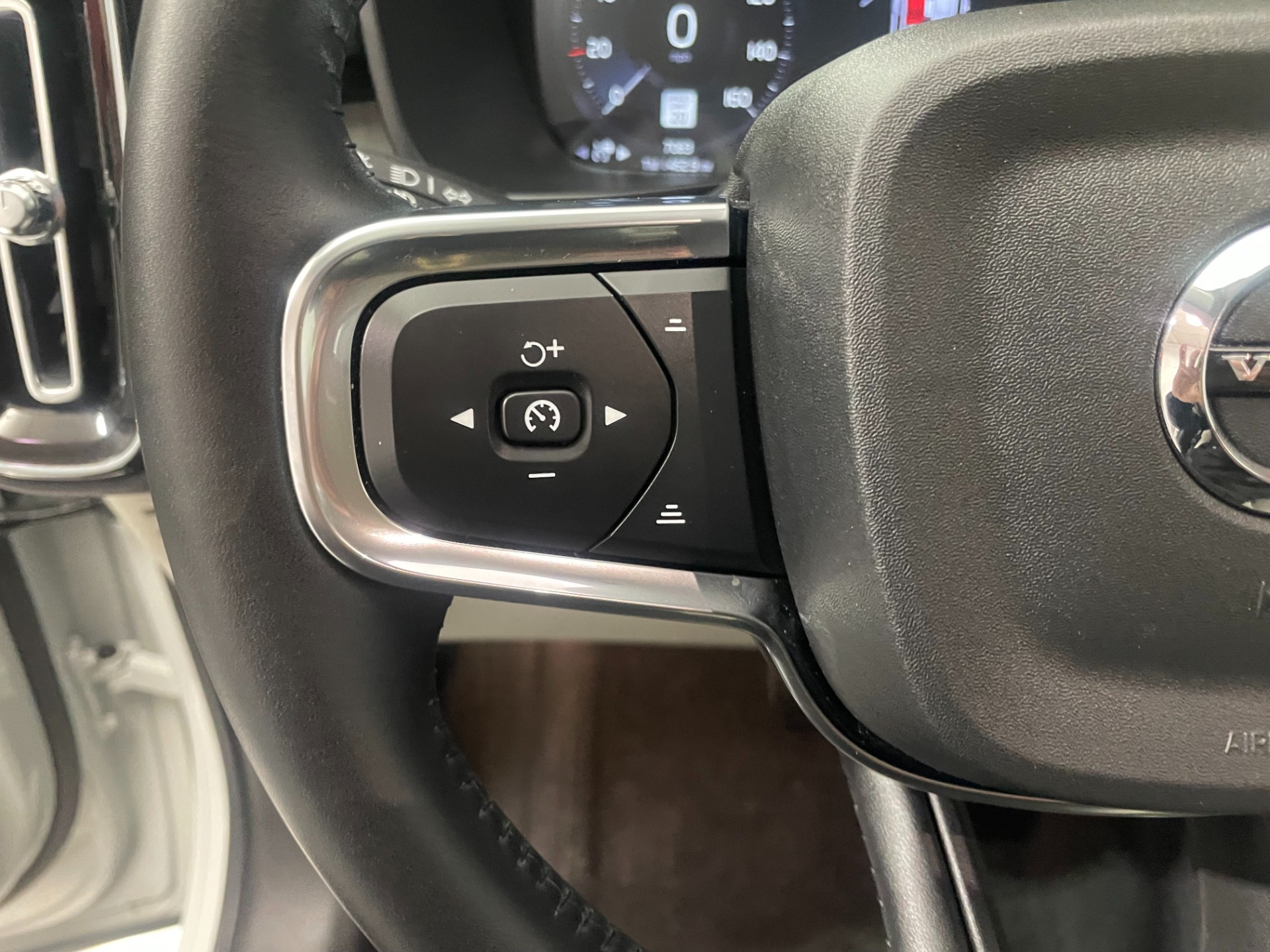 Used-2021-Volvo-XC40-T5-Inscription-AWD