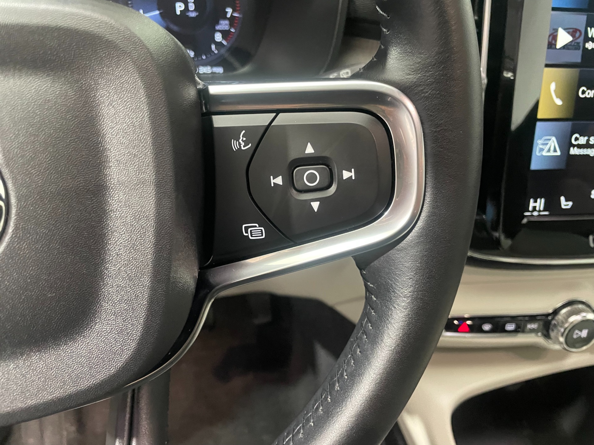 Used-2021-Volvo-XC40-T5-Inscription-AWD