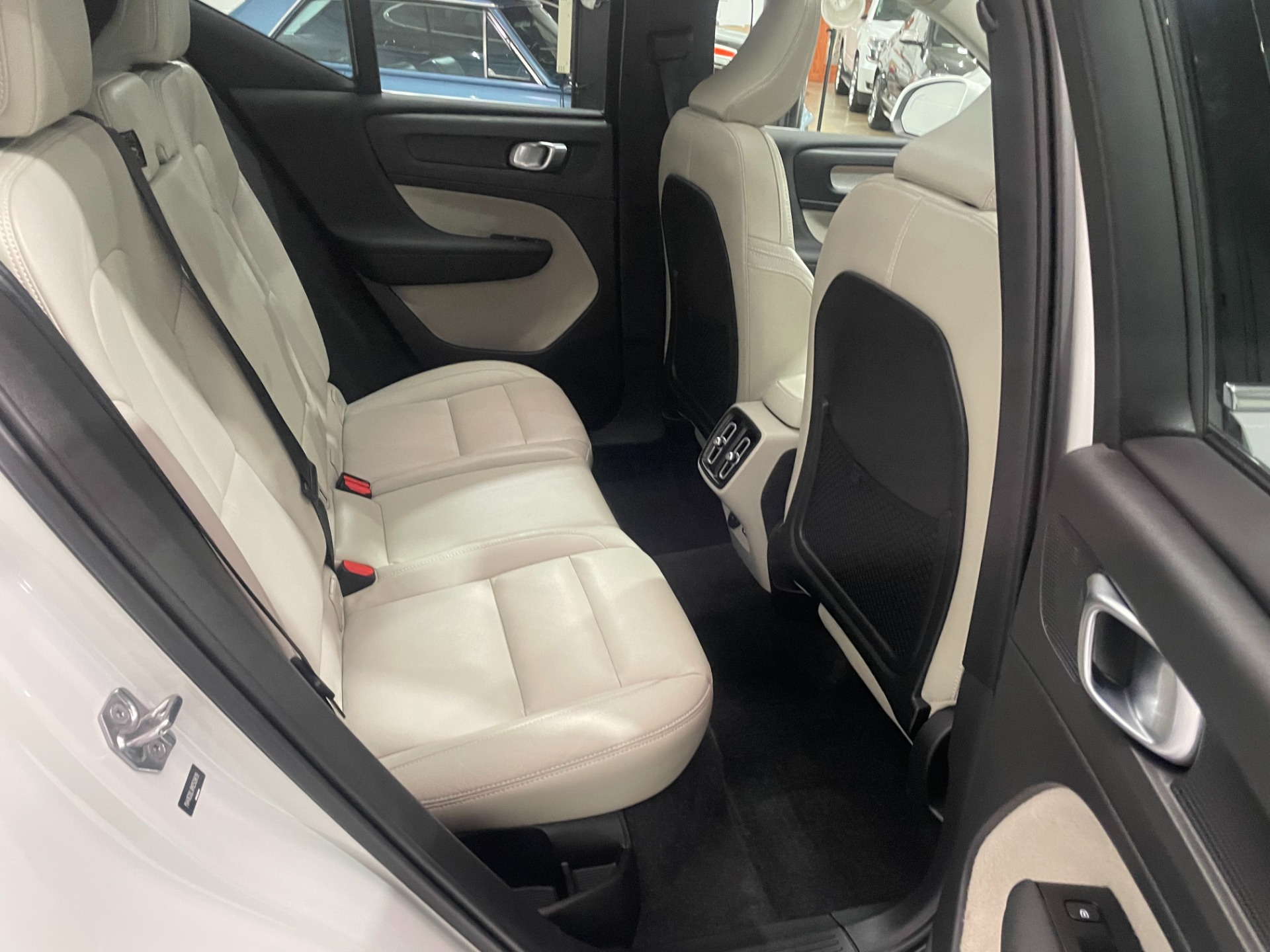 Used-2021-Volvo-XC40-T5-Inscription-AWD